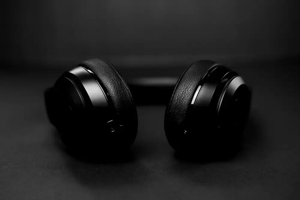 black-and-white-black-headphones